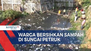 Warga Gotong Royong Bersihkan Sampah Yang Menumpuk di Sungai Petruk