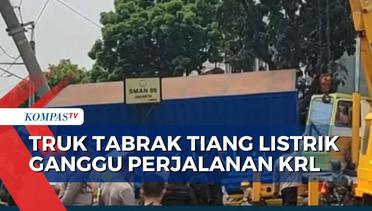Diduga Salah Jalan, Truk Tabrak Tiang Listrik KRL di Perlintasan Kereta Bintaro-Permai