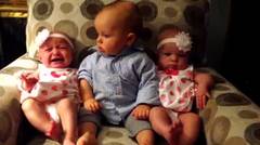 Video Lucu Bayi Bingung Melihat Bayi Kembar