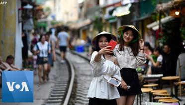 Hanoi Closes Railway Cafes Favored by Selfie-Seeking Tourists