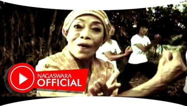 Wali Band - Nenekku Pahlawanku - Official Music Video NAGASWARA
