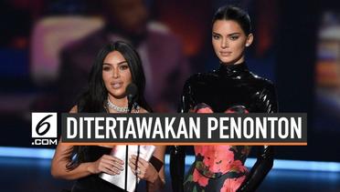 Kim Kardashian - Kendall Jenner Jadi Bahan Tertawaan Penonton Emmy Awards