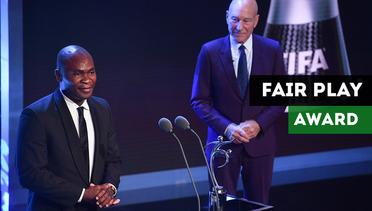 Selamatkan Nyawa Kiper Lawan, Striker Togo Raih Penghargaan FIFA