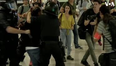 Police Scuffle with Pro-Independence Protesters in Barcelona Airport