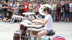Gadis Cantik Bermain Drum Fantastic Baby - Big Bang