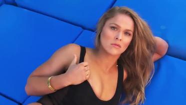 Ronda Rousey dalam Busana Pantai yang Seksi