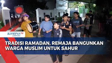 Tradisi Ramadan, Remaja Bangunkan Warga Muslim untuk Sahur