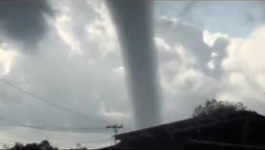 Dahsyatnya Badai Tornado di Solok Sumatra Barat