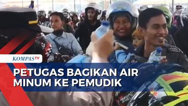 Cegah Dehidrasi, Petugas di Lampung Bagikan Air Minum ke Pemudik