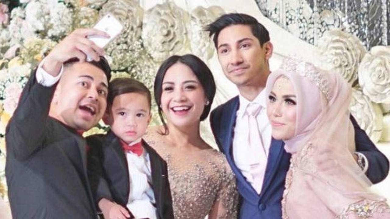 Medina Zein Resmi Jadi Bagian Keluarga Azhari Vidio