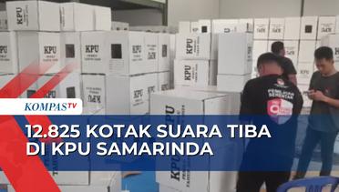 Anggota Bawaslu Dampingi Petugas Logistik KPU Samarinda Merakit 12 RIbu Kotak Suara