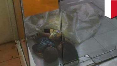 Viral foto dua bocah yang tidur di dalam ATM di Jakarta - TomoNews
