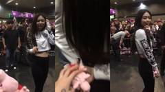 BLACKPINK's Jennie fooled the security guards to accept a present from Blink