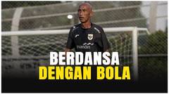 Aksi Pelatih Timnas Indonesia Putri, Satoru Mochizuki Berdansa dengan Bola