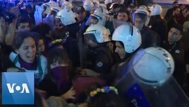 Police Clash with International Women's Day Marchers in Istanbul, Turkey