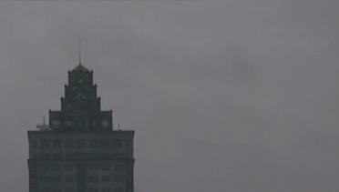 VIDEO: Hujan Sejak Pagi, Sebagian Wilayah Ibu Kota Masih Berkabut