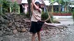 Anak bermain hula hoop