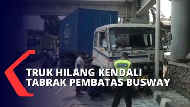 Truk Kontainer Tabrak Pembatas Jalan Bus Transjakarta, Jalur Tomang Sempat Macet Hingga 3 KM!