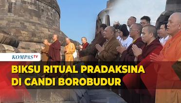 Biksu dan Umat Lakukan Pradaksina di Candi Borobudur