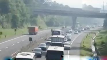 VIDEO: Libur Panjang, Tol Cipularang Dipadati Kendaraan Pribadi