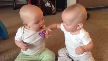 Aksi Lucu 2 Bayi Kembar Berebut Dot Jadi Viral