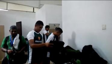 Eksklusif: Kesibukan Pemain PS TNI di Ruang Ganti Sebelum Pertandingan