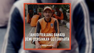 Jahudi Terjang Bahaya Demi Bersihkan Got Jakarta