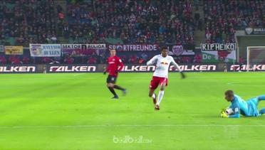 Tangkap Bola di Luar Kotak Penalti, Kiper Eintracht Frankfurt Dikartu Merah