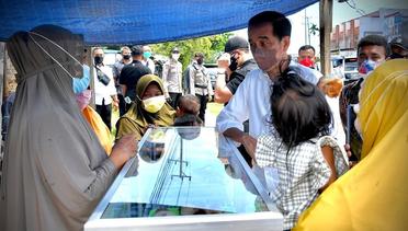 Saat Presiden Jokowi Hampiri Pedagang Kaki Lima yang Bentangkan Spanduk, Sorong, 4 Oktober 2021