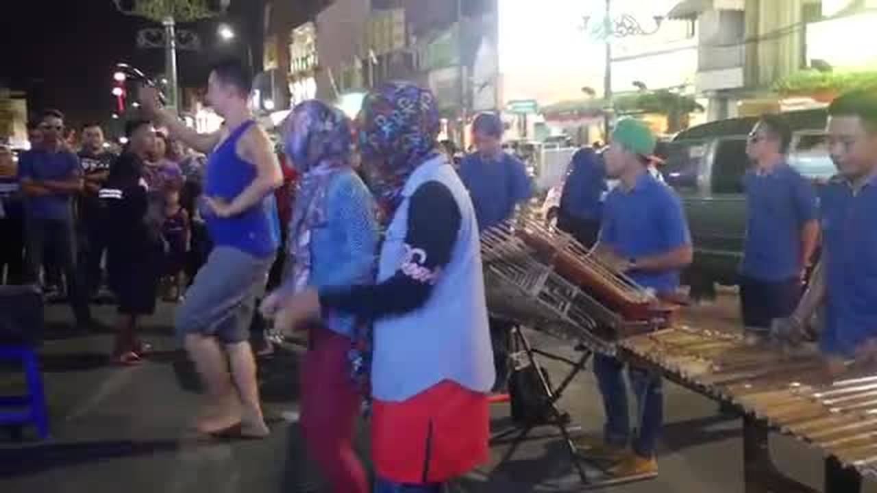 Bikin Rame!! 2 Cewek di Depan ini Goyangannya Lucu Sekali (Pengamen