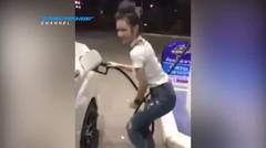 wanita berjoget saat sedang mengisi bahan bakar