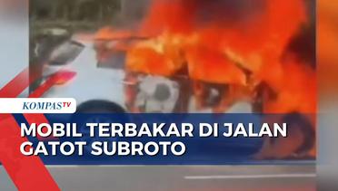 Ditumpangi 3 Orang, Sebuah Mobil Ludes Terbakar di Jalan Gatot Subroto Jakpus