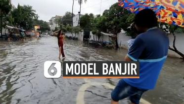 Mahasiswi Lakukan Pemotretan di Tengah Banjir