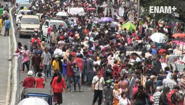 ENAM PLUS: Pedagang Pasar Senen Penuhi Jalan Raya
