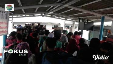 Ribuan Pemudik Pejalan Kaki Padati Gang Way di Pelabuhan Merak Banten - Fokus Pagi