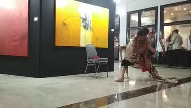 Penampilan Maestro Topeng Losari Cirebon Nani Pukau Pengunjung Pameran Seni Lukis