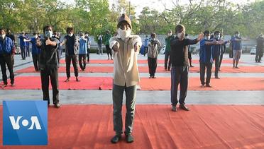 Yoga Class for the Homeless Held in Indias New Delhi Amid Coronavirus Lockdown