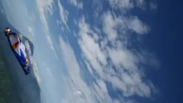 Nyali Manusia Bersayap Terbang di Atas Kawah Bromo