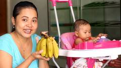 Expresi bayi lucu makan pisang - baby eat banana first time