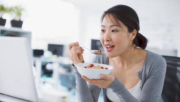 News Flash: Makan Sambil Bercermin Turunkan Berat Badan