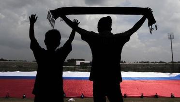 Suporter Arema Bentangkan Bendera Terbesar di Stadion Kanjuruhan
