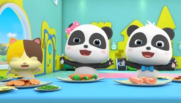 Bayi Kucing dan Panda Suka Makan Sayur