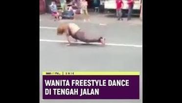 WANITA FREESTYLE DANCE DI TENGAH JALAN