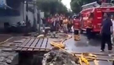 Toko Sepatu CS Jln Adam Malik Kebakaran, Petugas Damkar Berjibaku Memadamkan Api