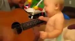 Bayi joget denger lagu
