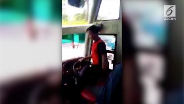 Sopir Bus Asik Joget Dangdut sambil Menyetir