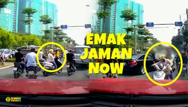Emak-emak Asyik Video Call di Jalan Raya, Membuat Bule Ini Emosi Sampai Ngangkat Motornya