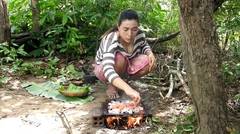 Gadis desa Primitif Untuk kelangsungan hidup_memasak telur ayam diatas batu dihutan-makan lezat