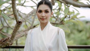 6 Potret Detail Bridal Robe Mikha Tambayong yang Terinspirasi dari Pakaian Biksu
