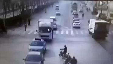 Misterius, Mobil di China Tiba-tiba Melayang di Tengah Jalan